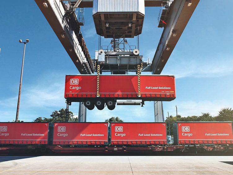 Roter DB Cargo Container wird hochgehoben