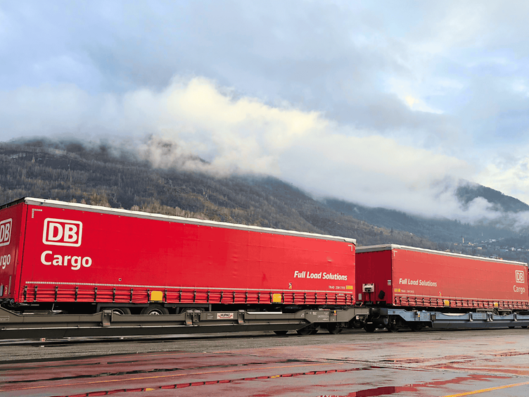 rote DB Cargo Container vor einem Berg mit Nebel