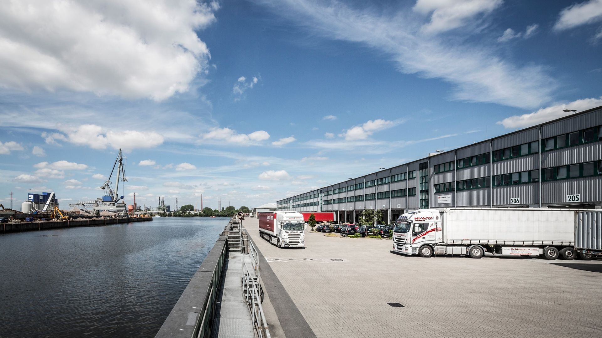 Außenansicht mit Hafen